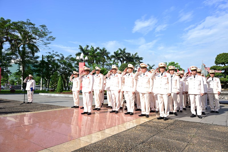 Dâng hương tưởng niệm Chủ tịch Hồ Chí Minh, lãnh tụ Nguyễn Đức Cảnh và các Anh hùng liệt sỹ